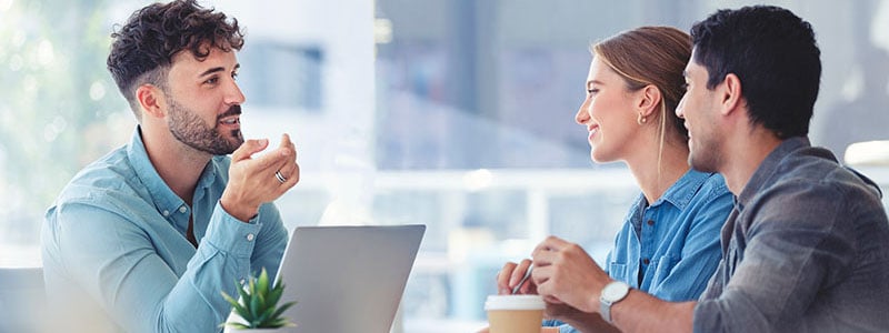Compañeros de trabajo hablando en la oficina