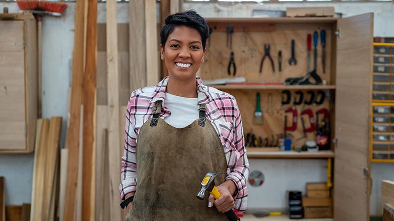 Mujer emprendedora en su carpintería