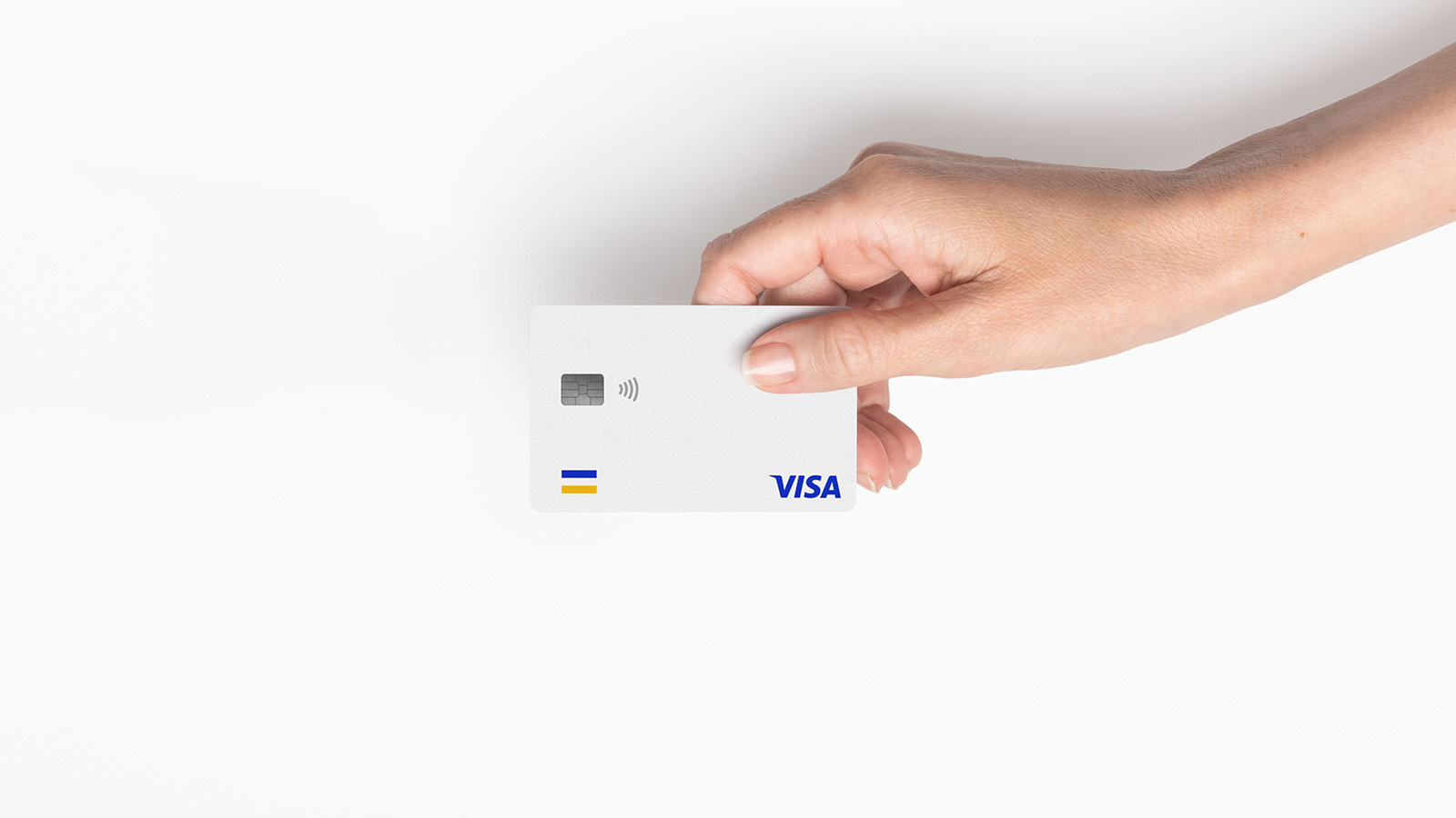 Mano de mujer tomando tarjeta de Visa
