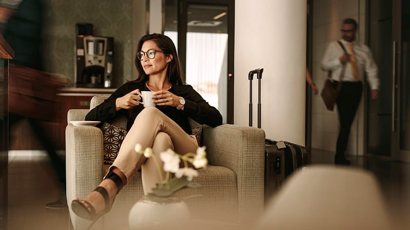 Mujer en Lounge de Aeropuerto