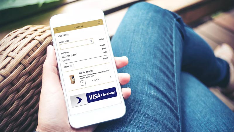 Mujer utilizando Visa Checkout en su celular