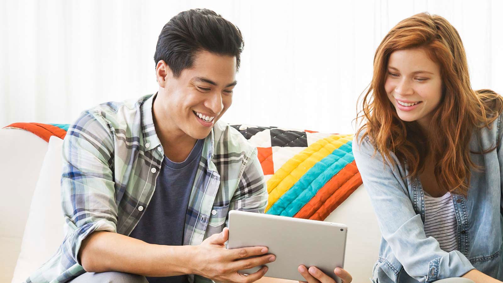 Hombre y mujer utilizando una tablet