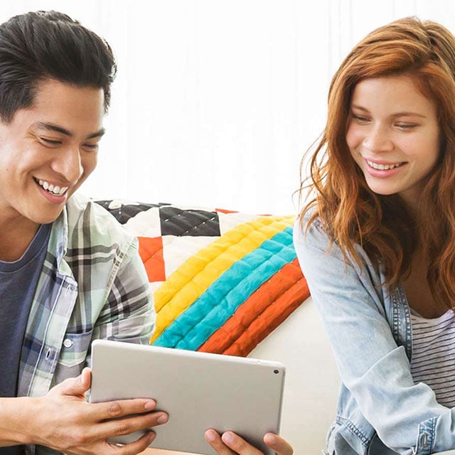 Pareja utilizando la tablet. 