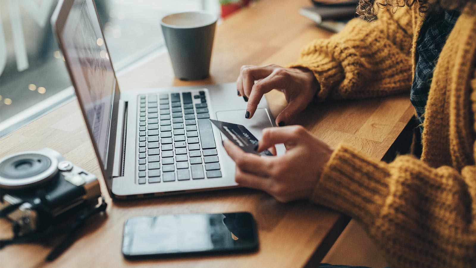 Mujer comprando online con tarjeta visa