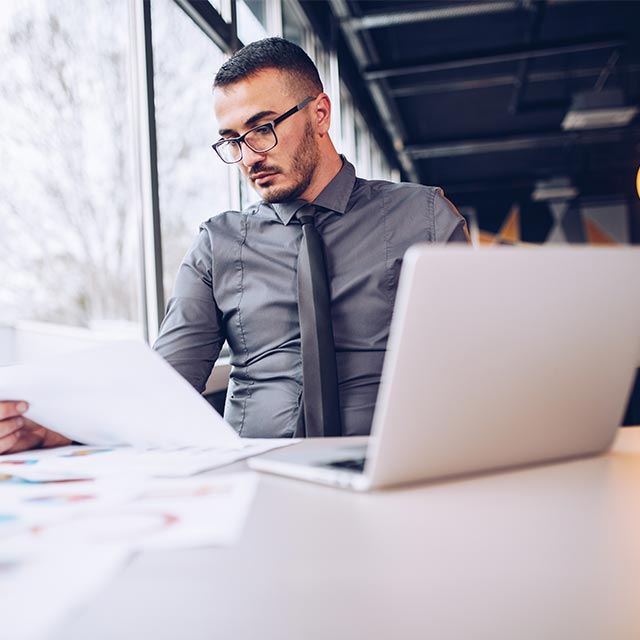 entrepreneur revisando documentos