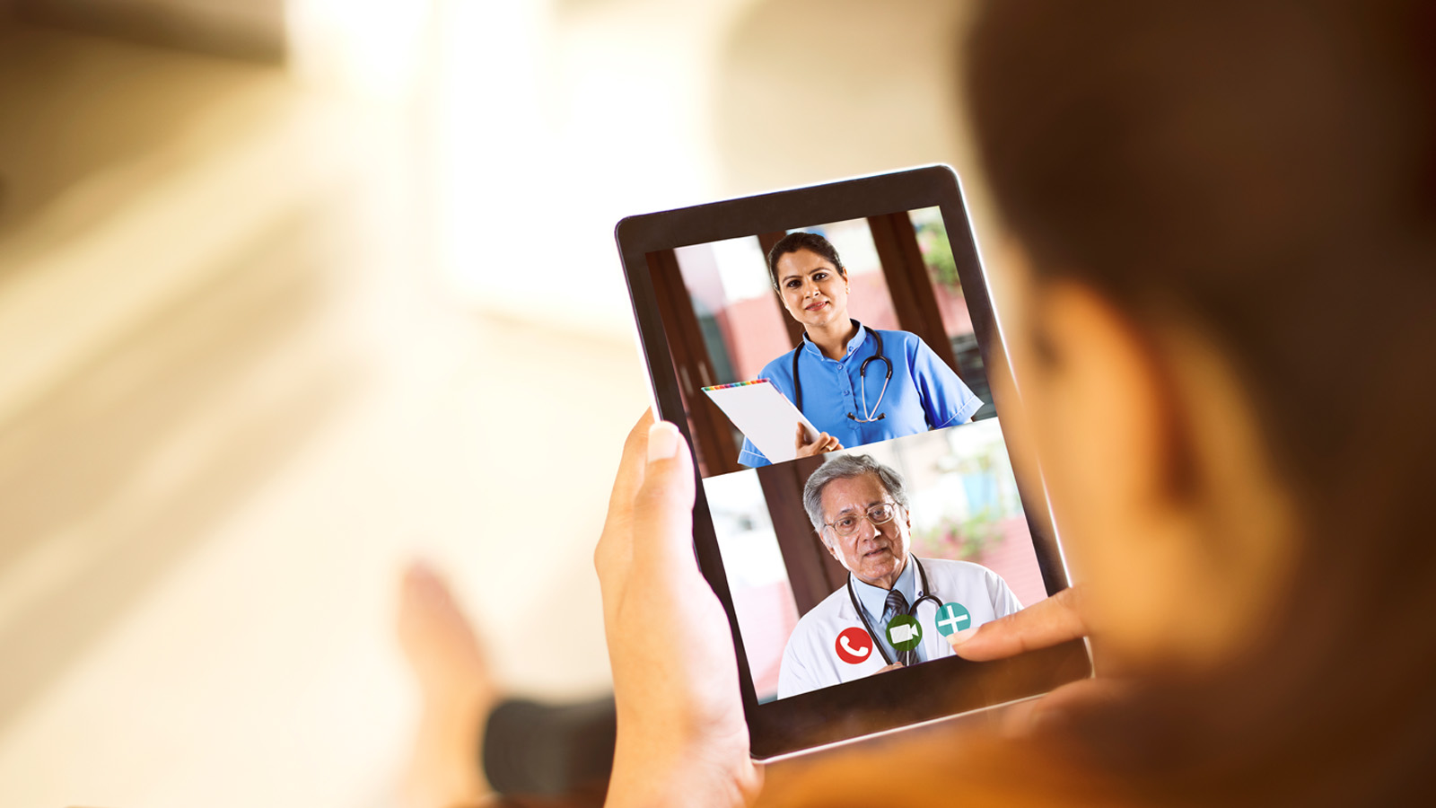 mujer haciendo consulta médica por videollamada