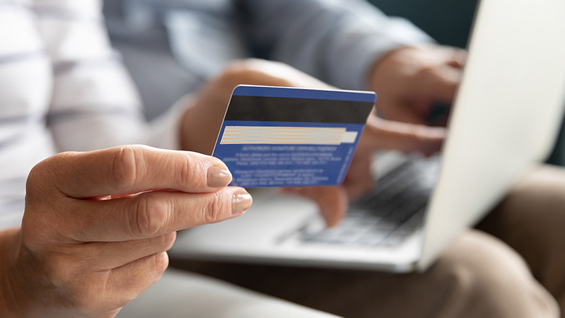 tarjeta-visa-800x450 Mujer haciendo compras online con su tarjeta Visa