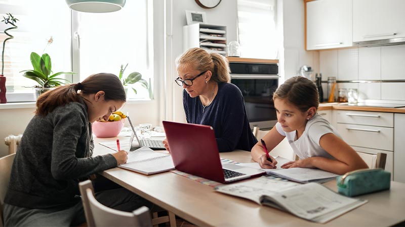 compra-online-800x450 Madre e hijas haciendo deberes escolares
