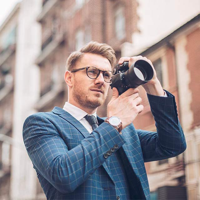 proteccion-precio-640x640 Hombre tomando una fotografía con una cámara profesional