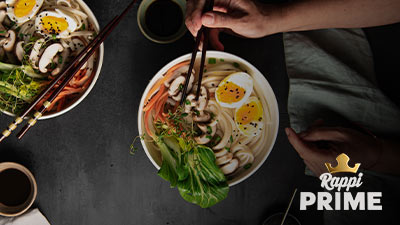 Persona comiendo ramen + logo Rappi Prime