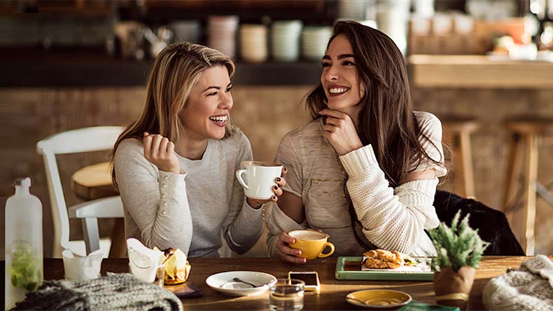 beneficios-affluent-800x450 Mujeres sonrientes compartiendo un desayuno